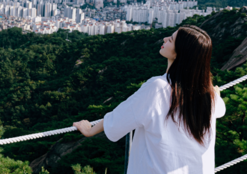 公交车挺进女学生小雅：心灵的共鸣与时代的印记